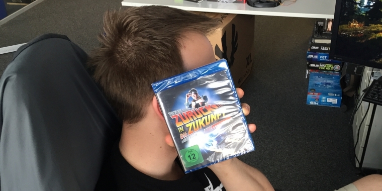 Unser Grafik-Guru outet sich hier im Bild als echter Fan der mittlerweile legendären Film-Trilogie "Zurück in die Zukunft". Das alleine wäre ja nichts Besonderes und zeigt ausnahmsweise mal, das unser Kantenglättungskönig Geschmack zu haben scheint. ;-) Was uns Raff aber auch noch verriet, ist die Tatsache, dass er schon sehnsüchtig auf den 22.10.2015 wartet. Warum das? An diesem Tag soll Marty (Mistfliege) McFly nämlich aus dem Jahr 1985 in der "Zukunft" ankommen. Mal schauen, ob Michael J Fox, dann irgendwo auf dem Hover Board gesichtet wird. :)