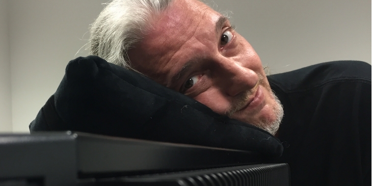Unser Spieleonkel ist ja nicht mehr der Jüngste und wenn er schon mal die Chance hat einen lautlosen PC zu testen, dann kann man das Gerät ja auch als Kopfstütze für das Power-Napping im Stehen umfunktionieren. Die Stellung ist für ein Kurzschläfchen natürlich nicht perfekt. Andererseits fällt es so auch nicht ganz so auf, wenn die Äugelein mal eben kurz zufallen. Immerhin muss man sie ja schließen, wenn man sich darauf konzentrieren muss, zu hören, dass nichts zu hören ist.