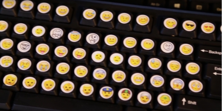 Youtuber baut Emoji-Tastatur: Direktzugriff auf über tausend Smiley-Bildchen