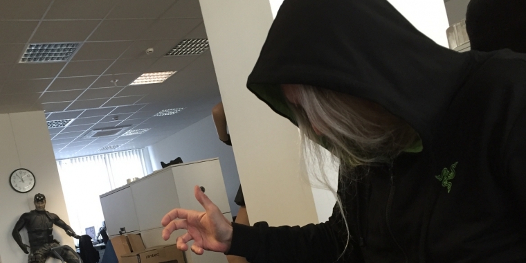 Wie weit die Star-Wars-Euphorie in der Redaktion um sich gegriffen hat, ist in diesem Bild zu sehen. Eigentlich ist unser Redaktionsdino und Spieleonkel Frank Stöwer ja ein ganz lieber und gutmütiger. Irgendwie scheint er aber zur dunklen Seite der Schreiber- und Fotokunst gewechselt zu sein und das bekam ausgerechnet der Hasse-Ma-Hobbit-Winkler zu spüren. Und da der Dark Sith Lord Pope Stö wohl von dem kleinen Kerl etwas genervt war, gibt er hier eine Demonstration seiner neu erworbenen Kräfte zum Besten und sagt voller Groll "Shordy, hasse ma Luft?!".