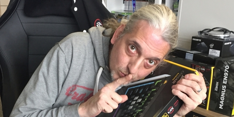 Unser Spieleonkel, der sich gern auch als Papst der mechanischen Tastaturen bezeichnet, hält hier endlich die Lösung für seine gestressten Schreibtischnachbarn in der Hand. Vor allem Kollege Carsten fühlte sich immer gestört und hatte auch schon Maßnahmen ergriffen (siehe nächstes Bild), wenn die weißgraue Eminenz mal wieder besonders heftig auf die Tasten seines Mecha-Keyboards (aktuell noch CM Storm Novatouch TKL) hämmerte. Mit der neuen Corsair Strafe RGB, die mit den besonders leisen Cherry-MX-Silent-Schaltern bestückt ist, soll die Ruhestörung endlich ein Ende haben.