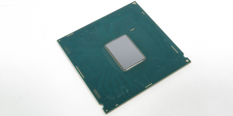 Für den Einbau in einen CPU-Sockel müssen die eng beeinanderliegenden Kontakte des Silizium-Chips auf die größere Fläche des Substrats verteilt werden. Lasten innerhalb der Spezifikation werden vom Heatspreader (hier entfernt) so verteilt, dass die feine Platine nicht beschädigt wird.