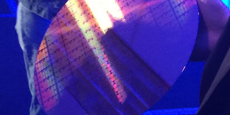 Intel Knights Landing: Die-Shot zum 76-Kern-Xeon-Phi