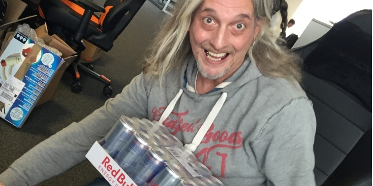 Das Highlight der Woche war, zumindest für den Spieleonkel, eine Lieferung mit gleich zwei Paletten Red-Bull-Dosen. Rätselte er am Tag deren Ankuft noch, wer denn der edle Spender des von ihm auch äußerst gern mal kredenzten Energie-Gesöffs ist, ergab eine Mail am nächsten Tag Klarheit. Der dank geht an Rapoo Vpros PR Mann Michael Schmidt, der den edlen Kaffeeersatz zu des Spieleonkels Händen zum Verteilen an die Kollegen geschickt hatte. Und selbst Carsten wagte einen Selbstversuch. Wir, der Red-Bull-Debütant Spille eingeschlossen, sagen vielen, vielen Dank!