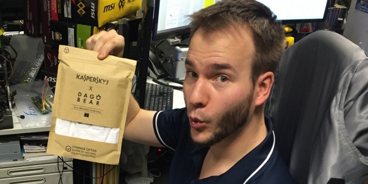 Den Vogel in punkto Kleiderspende aber hat unser Downsampling-Gott abgeschossen. Obwohl ihm bestimmt nicht der Ruf als "Schlüpferstürmer" voraneilt, hat Kaspersky ihm eine fesche Männerunterhose namens Dagö Bear zukommen lassen. Der Zusammenhang zwischen einem Anti-Virusprogramm-Anbieter und Unterwäsche ist uns nicht so ganz klar, vielleicht wollte man ja Raffs bestes Stück sicher verpackt wissen. Was zumindest aber deutlich wird ist, dass sich der Kantenglättungskönig über diese frivole Kleiderspende freut und das auch mit einem mittlerweile schon bekannten Gesichtsausdruck auch deutlich zeigt. 