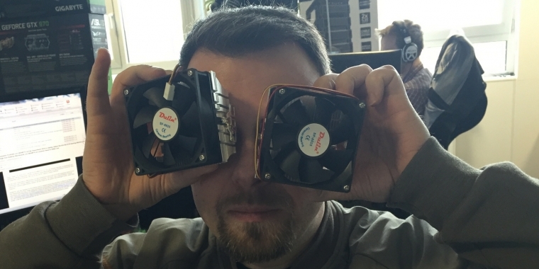 Wie ein paar Bilder zuvor schon angedeutet, haben wir es trotz größtem Abgabestress geschafft, unseren Carsten zu einem witzigen, äußerst unterhaltsamen Foto zu überreden. Und siehe da, ohne jegliche Regieanweisungen oder Vorschläge hat der Kollege diese zwei CPU-Kühler (älteren PC-Spielern dürfte das Produkt noch bekannt sein) herausgekramt. Und auch die Frage, was unser Schreiber aus dem Norden denn darstellen will, erübrigt sich. Solch aufwendige Kühlmaßnahmen für die Augen kann man wohl nur als CPU-Spezialist der PC Games Hardware auffahren.