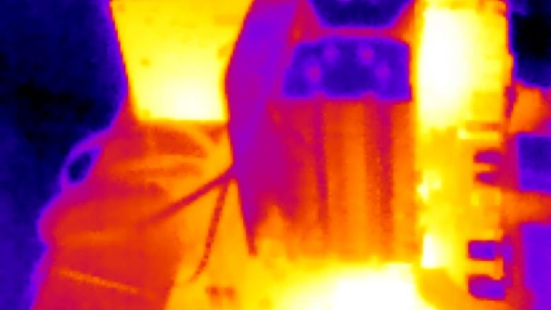 Trotz allgemeiner Entwarnung: Setzt man einen Tower-Kühler mit geringem Nebenstromanteil auf ein Mainboard ganz ohne Kühlkörper können sehr wohl unangenehm hohe Temperaturen (hier 126 °C) entstehen.