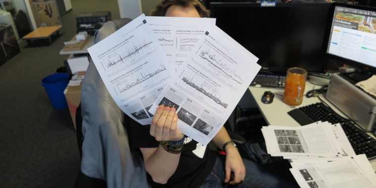 Raff hält stolz die Früchte seiner Abgabewoche in der Hand. Im Rahmen eines Vergleichs der RAM-Ausstattung von Grafikkarten fielen unter anderem diese (unzähligen!) Verläufe als Ergebnis an. Da er zu diesem Zeitpunkt aber noch am Text feilte, wurde der PCGH-Chronist sehr schnell sehr lästig, weshalb Raff den Artikel-Ausruck just nach diesem Bild zu einem Bündel rollte, das er als Meinungsverstärker nutzte, um den Fotografierenden zu verscheuchen.