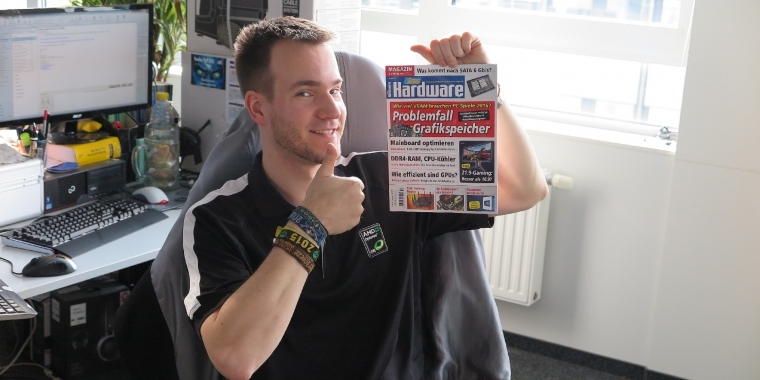 Letzte Woche waren es noch einige lose Blätter, die Raff in den Händen hielt. Aber dieser Tage flatterten bereits die ersten gebundenen Exemplare der neuen PCGH 04/2016 in die Redaktion. Raff nutzte das Auftauchen des Mannes mit der Kamera sogleich als Bühne, um Werbung in eigener Sache zu machen - vor allem das groß gedruckte Special legt er Ihnen wärmstens ans Herz.