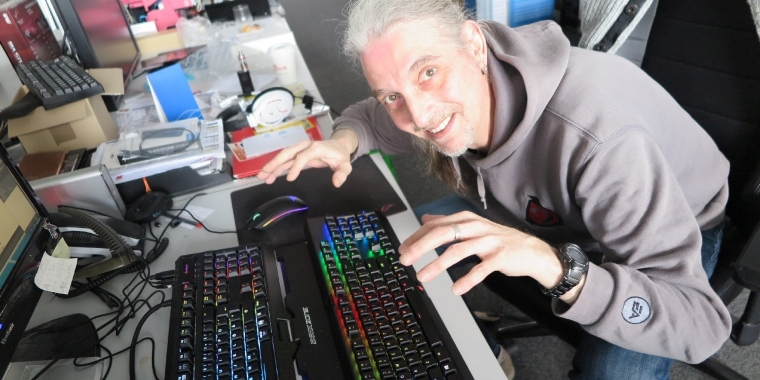 Kollege Stöwer, in diesen Tagen das erste Mal seit Wochen wieder in der Redaktion anwesend, begann sofort mit dem, was er am besten kann, und testete diese als Tastaturen getarnten Leuchtmittel. Anders als er es auf dem Bild zu suggerieren versucht, kann er das Licht und die Farben jedoch nicht durch Handgesten kontrollieren.