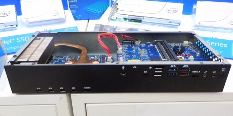 Gigabyte auf der Cebit 2016: Die Ausgänge der zusätzlichen Grafiklösung werden über den MXM-Träger nach außen geführt. Die Anschlusspositionen passen nicht zur Design-Studie eines möglichen Seriengehäuses.