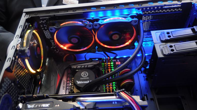 Cebit 2016: Thermaltakes Water Extreme 3.0 Riing besteht aus der bekannten Kompaktwasserkühlung und den bekannten Lüftern.
