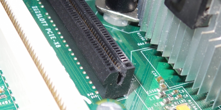 PCI-E-x16-Grafikkarte in x8-Slot zwängen geht? Geht! (5)