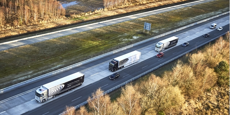 Drei Mercedes-Benz Actros Highway Pilot Connect fahren in Platoon-Formation