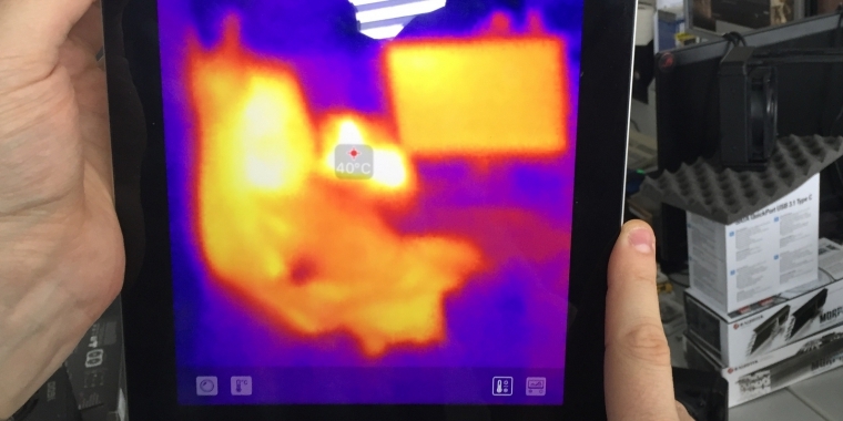 Zum Schluss kommen wir sozusagen zum Rätsel der Woche: Wie einleitend schon erwähnt hielt unser Downsampling-Gott Raff eine Radeon Pro Duo unter unsere Wärmebildkamera, machte aber noch eine weiteres Bild mit dem Gerät. Um Ihnen das Raten etwas zu erleichtern, sei gesagt, dass es sich nicht um einen Hasen oder ähnliches Getier mit spitzen Ohren handelt. Es wurde ein Kollege abgelichtet, der sich in Raffs Nachbarschaft befindet und sich hier mit dem "Heb die Frittengabel"-Zeichen als Metal-Fan outet. Na, klingelt es schon bei Ihnen? Für Mutmaßungen oder Rateversuche nutzen Sie bitte die Kommentarfunktion.