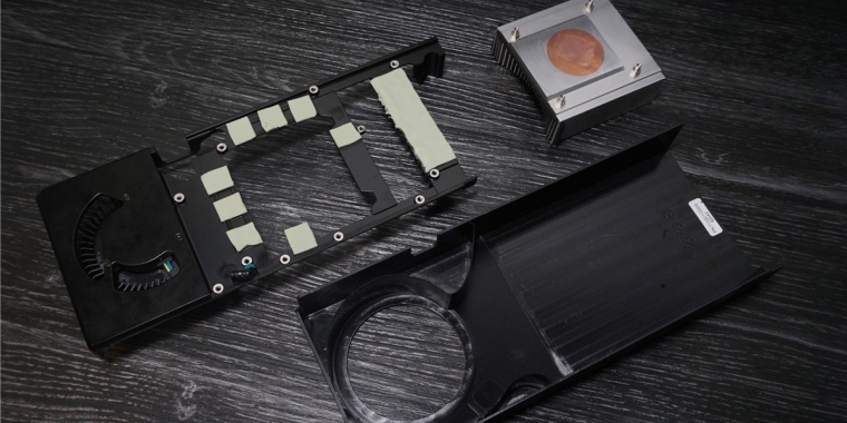 Radeon RX 480 macht sich für die Kamera nackig (6)