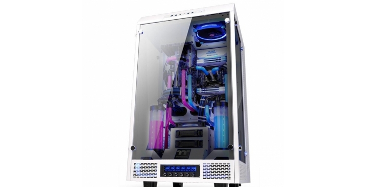 The Tower 900 von Thermaltake ist ein modulares E-ATX-Gehäuse und soll Casemoddern und Kühlfetischisten umfangreiche Möglichkeiten einräumen. (8)