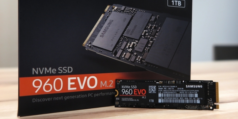Samsung SSD 960 Evo: PCI Express 3.0 ist die State-of-the-art-Schnittstelle, was Festplatten angeht. Wer mit einem M.2-Port auf dem Board gesegnet ist, steckt die kleine M.2-Platine einfach ein. Andere müssen sich eines Adapters behelfen, was der Leistung aber keinen Abbruch tut. Die Spieleleistung wird zwar kaum vom Umstieg von SATA 3 auf PCI Express profitieren, das Datenschaufeln geht aber deutlich schneller vonstatten. Die 960 Evo zeichnet sich durch ein gutes Preis-Leistungs-Verhältnis in der PCIe-Region aus und ist zudem wesentlich besser verfügbar als das schnellere aber teurere Pro-Modell.