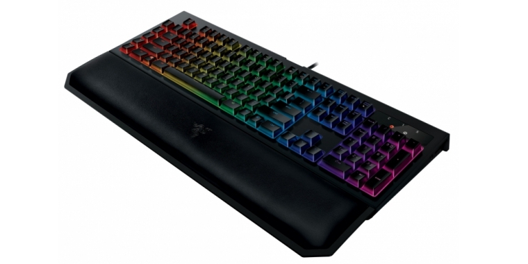Die Razer BlackWidow Chroma V2 verfügt neuerdings über eine Handballenauflage und leise Yellow-Switches. (1)