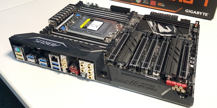 Eins von zwei TR4-Mainboards in der Redaktion. Beiden gemein ist die ×16/×8/×16/×8-Slot-Aufteilung zuzüglich drei M.2. ×16/×16/×16 würde nach PCGH-Recherchen nur Ressorucen für maximal zwei M.2- oder einen M.2- und einen ×8-Slot lassen.