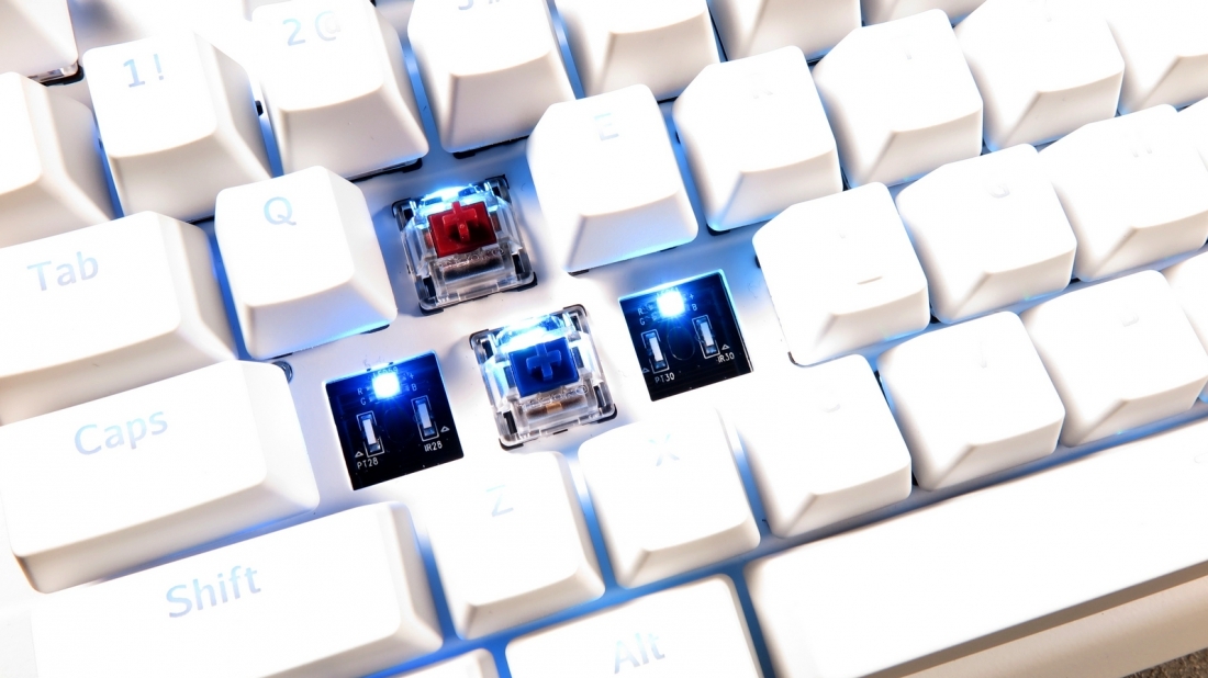 Tesoro Gram SE Spectrum: Tesoros neuer RGB-Lichtspieler mit flotten, optischen Tastern im Test
