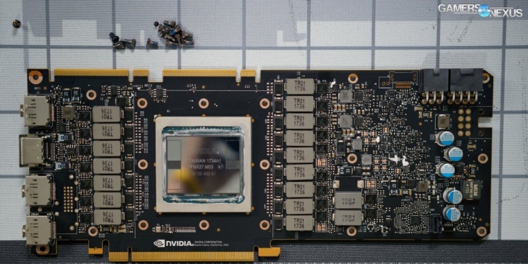 Nvidia Titan V: Tear-Down zeigt nackte GV100-GPU, PCB und Kühler