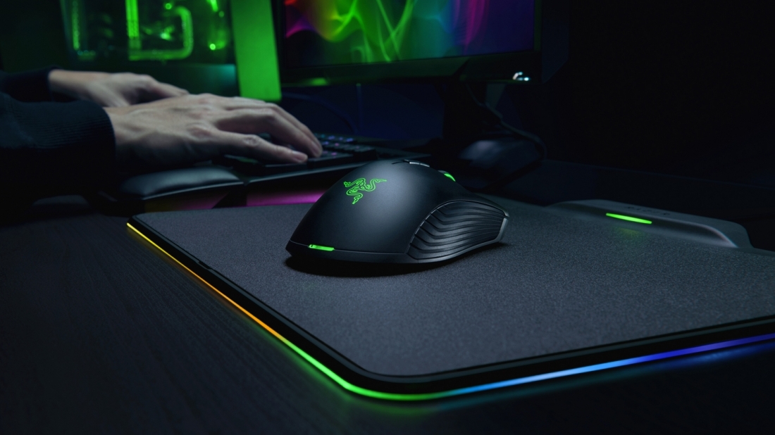 Razer Mamba und Firefly Hyperflux: Razers drahtlose Maus mit bunt beleuchtetem Induktionslade-Pad im Test