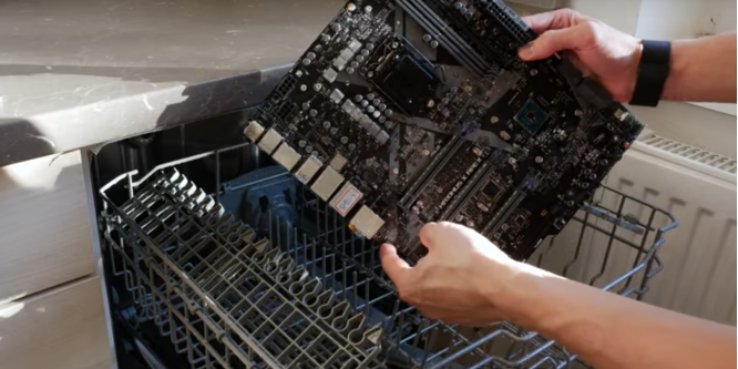 Hardware im Geschirrspüler: der8auer erklärt Reinigung nach Extrem-OC