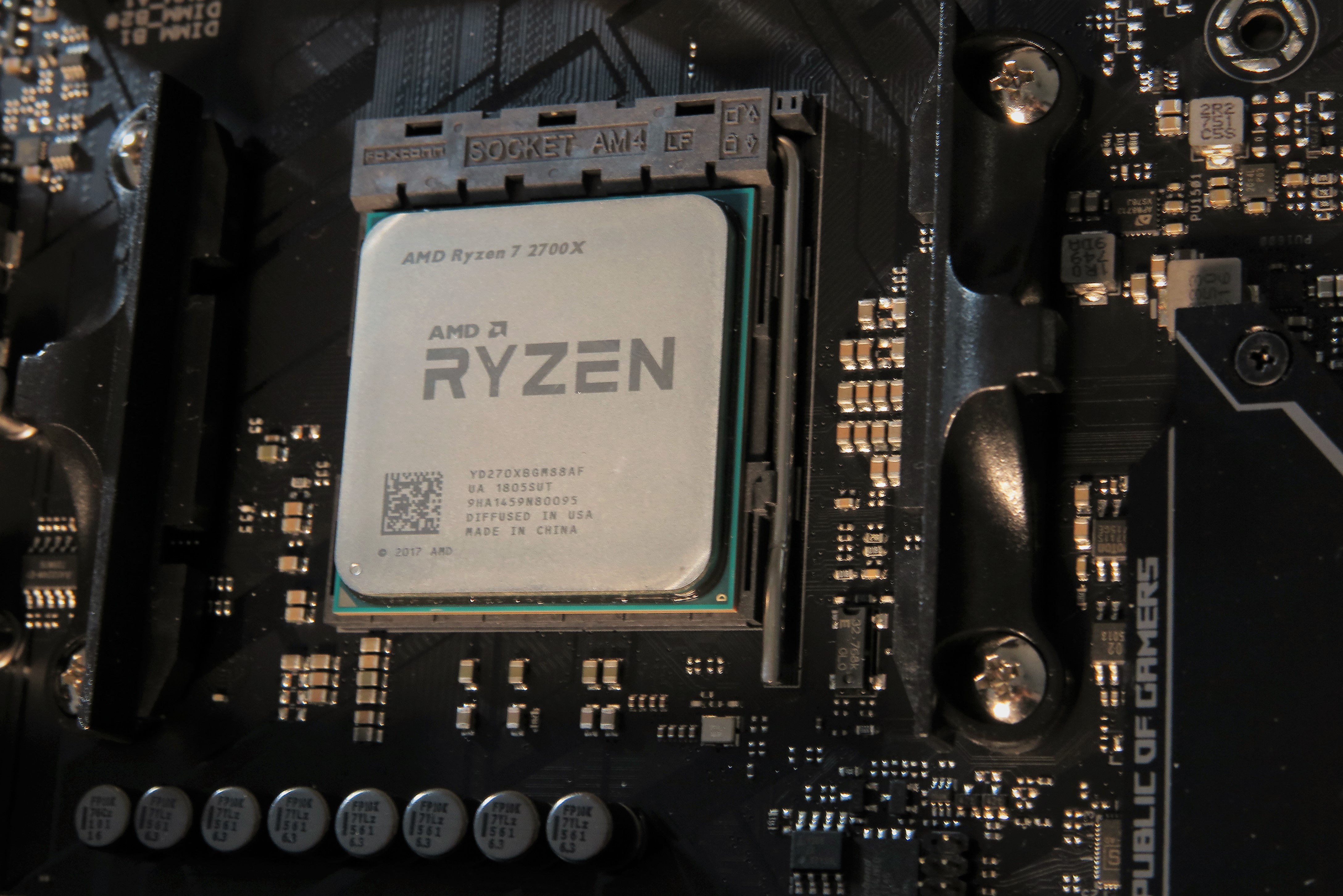 Ryzen 2000: Sieht aus wie die erste Generation, hat ähnliche Eckdaten wie die erste Generation und passt in die gleichen Mainboards wie die erste Generation. War 2018 aber einen Tick schneller und viel günstiger als die Intel-Konkurrenz.