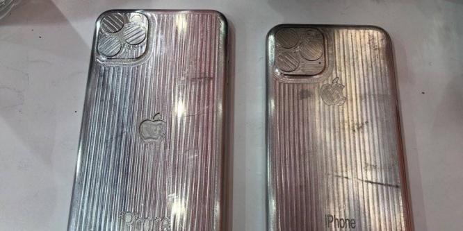 Gussformen sollen das neue iPhone 11 uns seine Triple-Kamera zeigen.