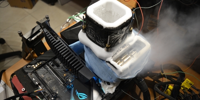 Setup mit LN2-Container für CPU und RAM