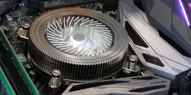 Thermaltake Engine 27: Bei diesem Kühler stellt sich die Frage nach einem Lüfterwechsel nicht, denn der Rotor ist Teil der Wärmeabgabefläche des "kinetsichen Kühlers".