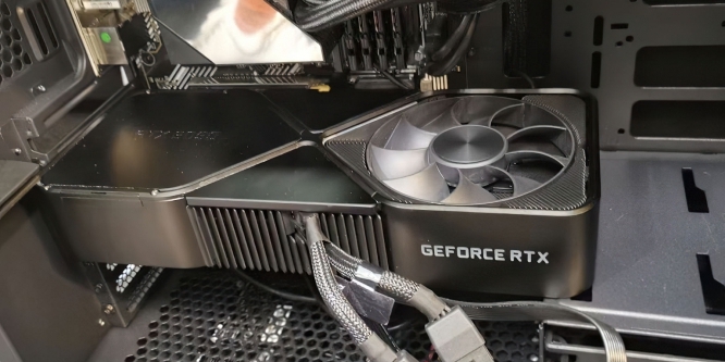 Nvidia Ampere im Vergleich: Geforce RTX 3090 im Gehäuse (1)