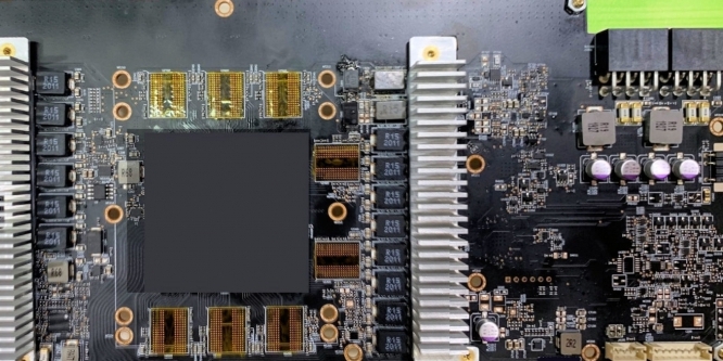 AMD Radeon RX 6000: Bild eines Custom-Boards könnte Navi 21 XT sein (1)