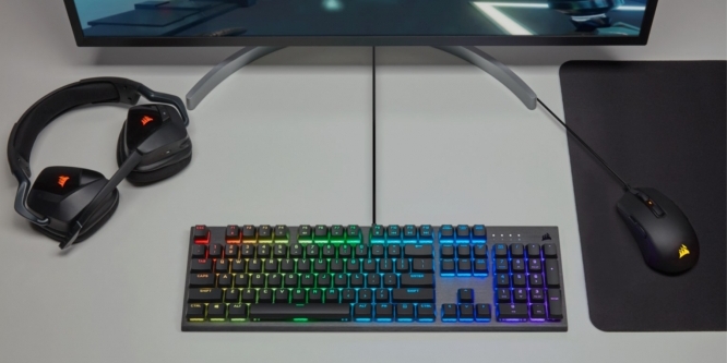 Corsair K60 RGB Pro am Schreibtisch