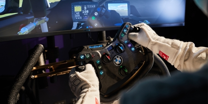 Fanatec Podium Steering Wheel BMW M4 GT3 Lenkrad 1