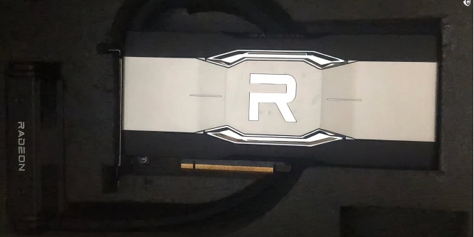 Radeon RX 6900 XTX: Bilder sollen unveröffentlichte Grafikkarte mit AiO-Kühler zeigen (2)