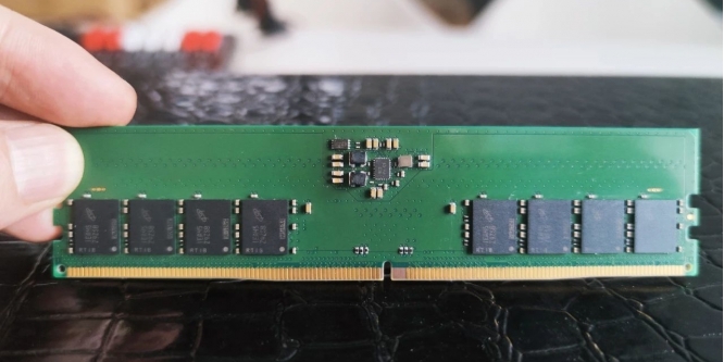 DDR5-RAM: Speicherriegel aus der Massenproduktion abgelichtet (6)